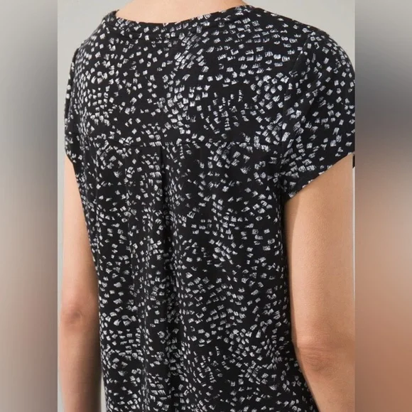 Chico’s | Zenergy Printed Shirttail Tee- Size M (1) - Picture 5 of 9